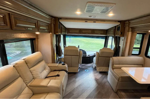 รถบ้านมือสอง RV 40 ฟุต รุ่น Fleetwood Pace Arrow ตัวถังอลูมิเนียม สีสั่งทำพิเศษ สำหรับการตั้งแคมป์และการเดินทาง - Product Image 4