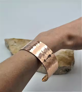 Bracelet manchette en cuivre martelé moulé sous pression, design ouvert réglable, bijou artisanal en métal massif, forme circulaire, style bohème, mariage - Product Image 4