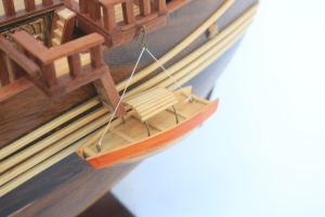 Modèle de voilier chinois artisanal en bois foncé - Cadeau d'affaires Feng Shui haut de gamme et décoration de bureau à domicile orientale - Product Image 3