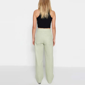 Conjunto de dos piezas premium personalizado para mujer: Chaqueta utilitaria y pantalones multibolsillos, moda urbana, fabricante mayorista OEM - Product Image 2