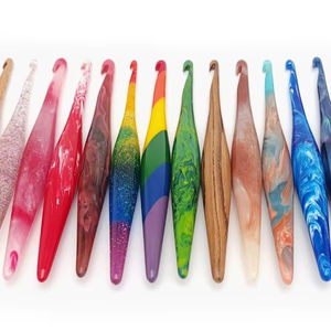 Gancho de Crochet Artesanal de Madera y Resina para Creación de Puntos Suaves en Bordados, Punto de Cruz y Trabajos de Aguja - Product Image 1