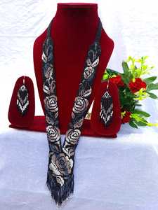 Conjunto de collar de cuentas de vidrio contemporáneo, elaborado con cuentas coloridas hechas a mano para las tendencias de joyería moderna. - Product Image 4