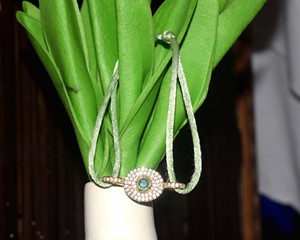 Bracelet en fil plaqué or 18 carats avec pierres CZ serties clos, design ovale vert minimaliste, fait main, certifié IGI, 4,5g, pour mariage et fête - Product Image 3