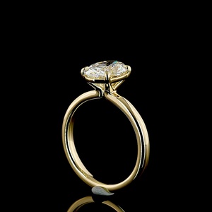 Bague de fiançailles classique en or jaune 18 carats avec diamant ovale certifié IGI de 2 carats, solitaire à 4 griffes, vente en gros - Product Image 2