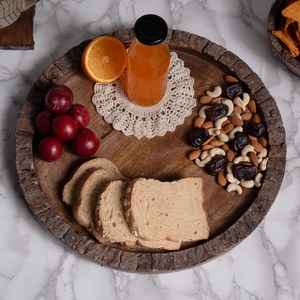Bandeja Redonda de Madera para Servir con Diseño Rústico Artesanal para Mesa de Comedor, Ideal para Pan, Papas Fritas y Palomitas, de Madera de Nogal - Product Image 5