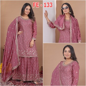 Ensemble Sharara indien pakistanais magnifique et design en tissu Chinon, idéal pour les fêtes, les mariages, les occasions royales, traditionnelles et décontractées. - Product Image 1