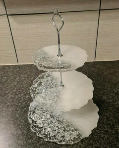 Elegante Soporte para Pastel de Resina Hecho a Mano y Ecológico con Diseño y Tamaño Personalizables para Bodas, Cumpleaños y Mesas de Postres - Product Image 1