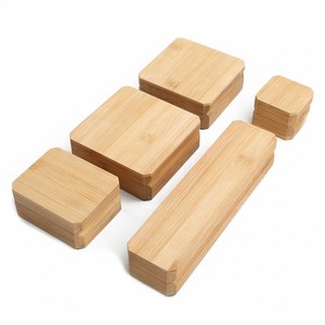 Caja de joyería de madera natural, forma cuadrada, diseño simple, cierre con tapas, para guardar anillos, hecha en Vietnam. - Product Image 4