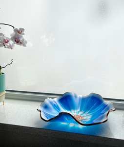 Plato de resina hecho a mano en azul turquesa, decoración única para el hogar, accesorios inspirados en el océano, bandeja para joyas, plato para servir galletas y dulces. - Product Image 1