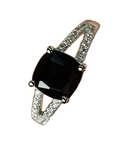 Anillo de diamante de moissanita en blanco y negro Hermoso cojín Creado Anillo de compromiso de plata esterlina y anillo personalizado de moissanita - Product Image 1