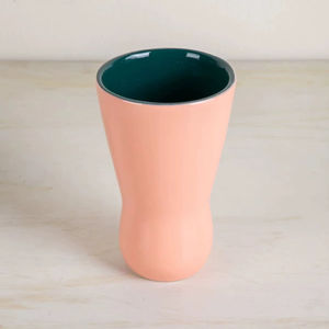 แจกันเซรามิกสีพีชสไตล์ร่วมสมัย ดีไซน์เอวโค้งมน เคลือบเงาสองสี พร้อมดีเทลตกแต่งอย่างมีสไตล์สำหรับตกแต่งบ้านอย่างมีระดับ - Product Image 1