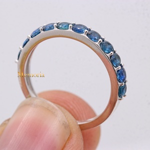 Bague demi-éternité en or blanc massif 18 carats avec saphir bleu naturel rond serti de griffes, bijoux fins Memoria Jewels, vente en gros - Product Image 6
