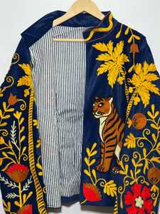 Veste en velours Suzani brodée à la main de qualité supérieure pour occasions spéciales, motif tigre, serpent, palmier, bleu royal, veste florale Suzani bohème - Product Image 6