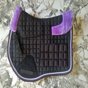 Tapis de selle de dressage noir avec bordure en polaire rouge, rembourrage en polyester, sangle de selle incluse, pour l'entraînement, fabriqué par Kanpur India - Product Image 5
