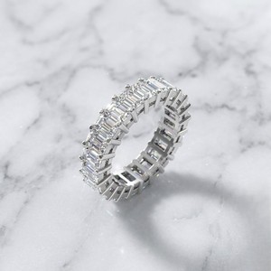 Anillo de Eternidad Ancho con Incrustaciones de Esmeraldas de 4.60CTW - Product Image 3