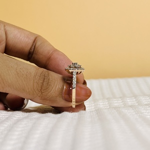 Anillo de Compromiso de Lujo para Mujer en Oro Amarillo de 14K con Diamante Natural de Corte Brillante y Diamantes Laterales Rellenos Color Blanco H Certificado - Product Image 3