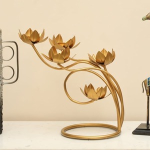 เชิงเทียนโลหะรูปทรงดอกบัวสีทอง ของตกแต่งโต๊ะสุดหรู เหมาะสำหรับโต๊ะอาหารที่บ้านและการจัดแสดงในงานเทศกาล จากอินเดีย - Product Image 3
