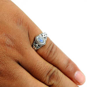 Anillo Bohemio de Piedra Lunar Arcoíris Natural con Corte Oval Brillante, Hecho a Mano con Plata de Ley 925 y Engaste de Bisel, Joyería Artesanal - Product Image 2