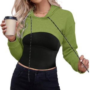 Conjunto de chándal con pantalones deportivos apilados, top corto con capucha y estampado personalizado, y pantalones de chándal acampanados para mujer - Product Image 3