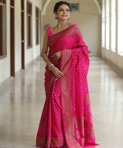 Sari de Seda Rosa con Puntos Dorados, Traje Tradicional Indio para Bodas, para Mujer, Largo hasta el Suelo, Corte Regular - Product Image 3