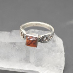 Bague élégante et tendance en ambre rouge naturel, bijoux fins en argent sterling 925, idéale pour les mariages et les anniversaires. - Product Image 3