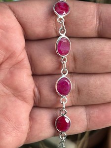 กำไลข้อมือทับทิมทรงรีประดับขอบเงินแท้ งานแฮนด์เมด เครื่องประดับอัญมณีสำหรับผู้หญิง เครื่องประดับชั้นดี - Product Image 2