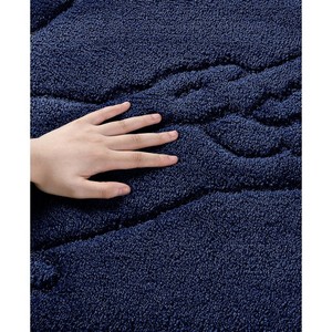 Tapis de bain rectangulaire moderne abstrait gaufré bleu marine avec envers antidérapant en caoutchouc, en polypropylène tufté, pour usage domestique - Product Image 5