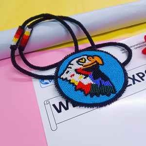 Collier pendentif aigle artisanal perlé avec perles blanches, rouges, jaunes, vertes, bleues, noires, violettes et cordon long pour un style artistique - Product Image 6