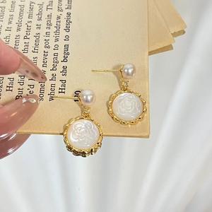 Boucles d'oreilles en perles d'eau douce de haute qualité 7-8 mm, accessoire d'oreille en forme de fleur de pivoine, incrustation de coquillage, perles de 7-8 mm - Product Image 4