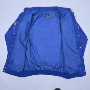 แจ็คเก็ตวาร์ซิตี้ผ้าซาตินสีน้ำเงินคอร์นฟลาวเวอร์สำหรับผู้ชาย ขายส่ง น้ำหนักเบา สไตล์เบสบอล บอมเบอร์  แบบกำหนดเองได้  ชุดคลุมสำหรับวิทยาลัย ปักลายด้านหน้า - Product Image 2