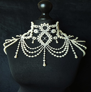 Hermoso collar de perlas blancas con cuentas, diseño único, buena calidad, ideal para regalos de fiesta a precios asequibles. - Product Image 1