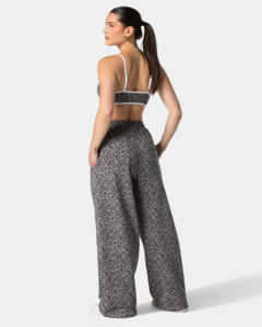 Pantalon de jogging streetwear taille mi-haute pour femme avec logo personnalisé, dentelle contrastante et imprimé léopard, marque privée - Product Image 3