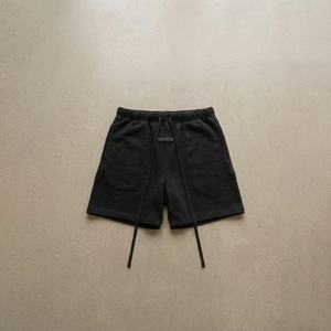 กางเกงขาสั้นลำลองผู้ชายแบบใหม่ปรับแต่งได้ ผลิตจากผ้าเทอร์รี่ฟลีซโพลีเอสเตอร์ 100% ความยาวขาใน 5 นิ้ว สีพื้น ย้อมสีเรียบ ป้องกันรอยยับ ระบายอากาศได้ดี สไตล์สตรีทแวร์ - Product Image 1