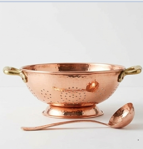 Passoire en cuivre martelé avec poignées en laiton et bol égouttoir perforé - Product Image 4