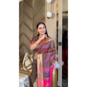 Sari de Seda Suave Elite Weaves Ikkat Patola con Pallu de Pavo Real y Borde de Zari Dorado con Motivos Meenakari - Product Image 4