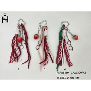 Llavero de Cuero Premium con Colgante de Fresa para el Amor, con Diseño Único - Product Image 1