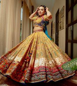 Lehenga Choli en coton épais brodé jaune, imprimé numérique, longueur ras du sol, séchage rapide, tenue de soirée pour femme pour mariage et Navratri - Product Image 4