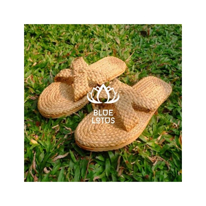 QUALITÉ SÛRE – Chaussons en jacinthe d'eau tressée pour la maison et le spa – Respirants, confortables, légers, flexibles et faciles à porter - Product Image 1