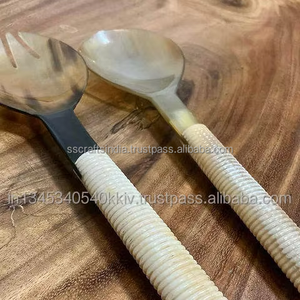 Ensemble de service à salade en corne de buffle fait à la main avec poignée en os Couverts élégants pour cuisines indiennes Couverts à manger faits à la main - Product Image 4