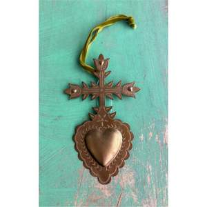 Arte Mural de Corazón Sagrado en Cobre Antiguo con Borde de Hojas en Relieve, Placa Decorativa de Corazón Flameante, Arte Folclórico Mexicano - Product Image 4