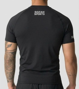 Camiseta Deportiva de Manga Corta para Hombre, Negra, Tejida, de Secado Rápido, Corte Ajustado, Antiarrugas, con Logotipo Estampado en la Parte Delantera - Product Image 2