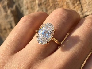 Anillo de Compromiso Ovalado de Moissanita, Anillo de Boda Solitario, Plata de Ley Chapada en Oro, Ajustable, Engaste de Garras, Estilo Clásico, IGI - Product Image 1