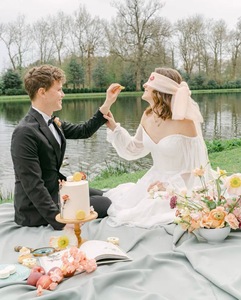 Support à gâteau réglable en bois, écologique et fait main, pour boulangeries et événements - Product Image 1