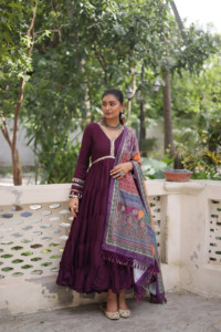 Vestido Romano de Diseñador con Volantes y Encaje Espejo, con Estampado y Encaje Dorli, Dupatta de Muselina - Product Image 2