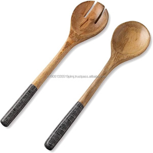 Vente en gros de 2 pièces de service à salade en bois de mangue et d'acacia kit d'ustensiles de cuisine cadeau avec accents de marbre cuillères et fourchettes en bois - Product Image 1