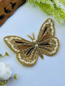Broche brodée style vintage, faite à la main, accessoire de mode pour femme, broche de luxe en cristal et broderie perlée - Product Image 1