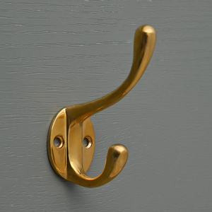 Gancho Doble de Pared de Metal con Acabado de Latón Antiguo, Gancho Decorativo Resistente para Abrigos, Gancho de Pared Vintage para Ropa y Bolsos - Product Image 1