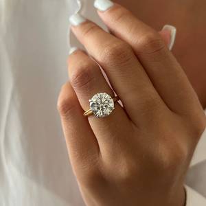 Bague solitaire en diamant de laboratoire rond brillant de 4 carats, D VVS2, deux tons, griffes blanches, bague de fiançailles, certifiée IGI - Product Image 1
