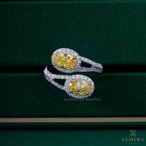 Bague ouverte double halo en or blanc 18 carats avec diamant jaune taille poire 2,9 carats et bande pavée, diamant jaune fantaisie cultivé en laboratoire pour femme - Product Image 2
