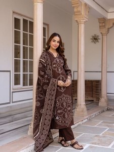 Conjunto de Kurti y Pantalón de Algodón Marrón Oliva con Detalles Rojos Mostaza, Estampado Discharge Hecho a Mano, Dupatta Elegante, Tradicional, Elástico, para Fiestas y Uso Diario - Product Image 6